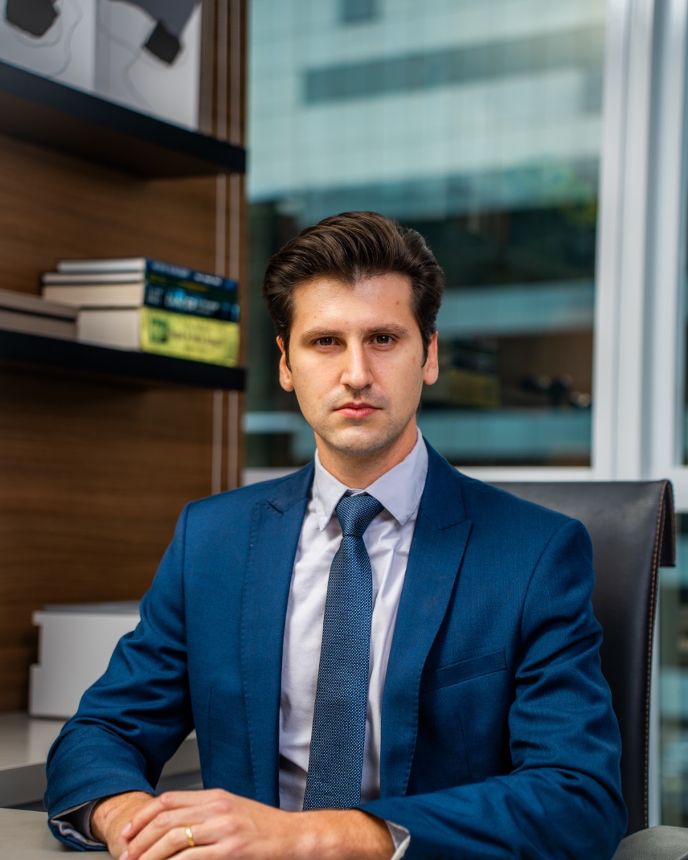 Retrato corporativo de profissional sentado à mesa de reunião