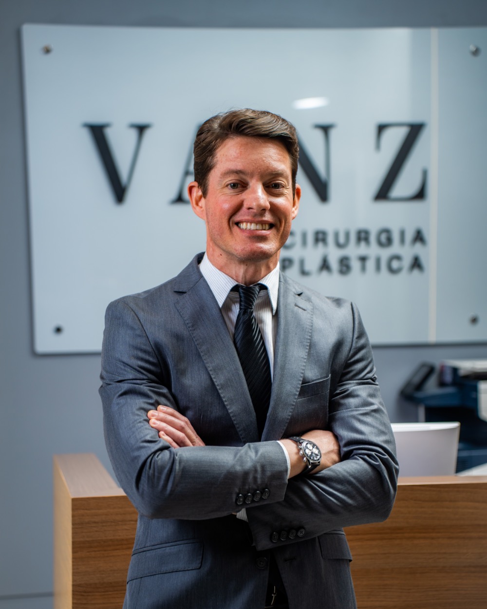 Retrato corporativo de profissional na recepção de uma clínica de cirurgia plástica