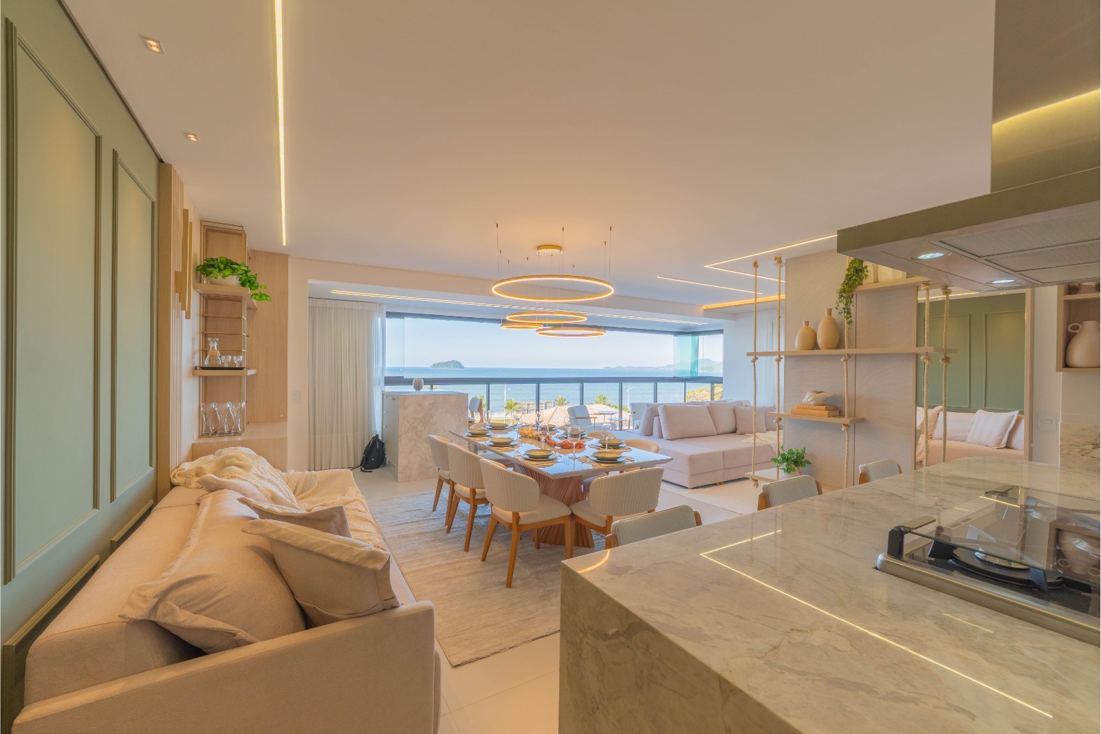 Ambiente integrado com cozinha, sala de jantar e varanda