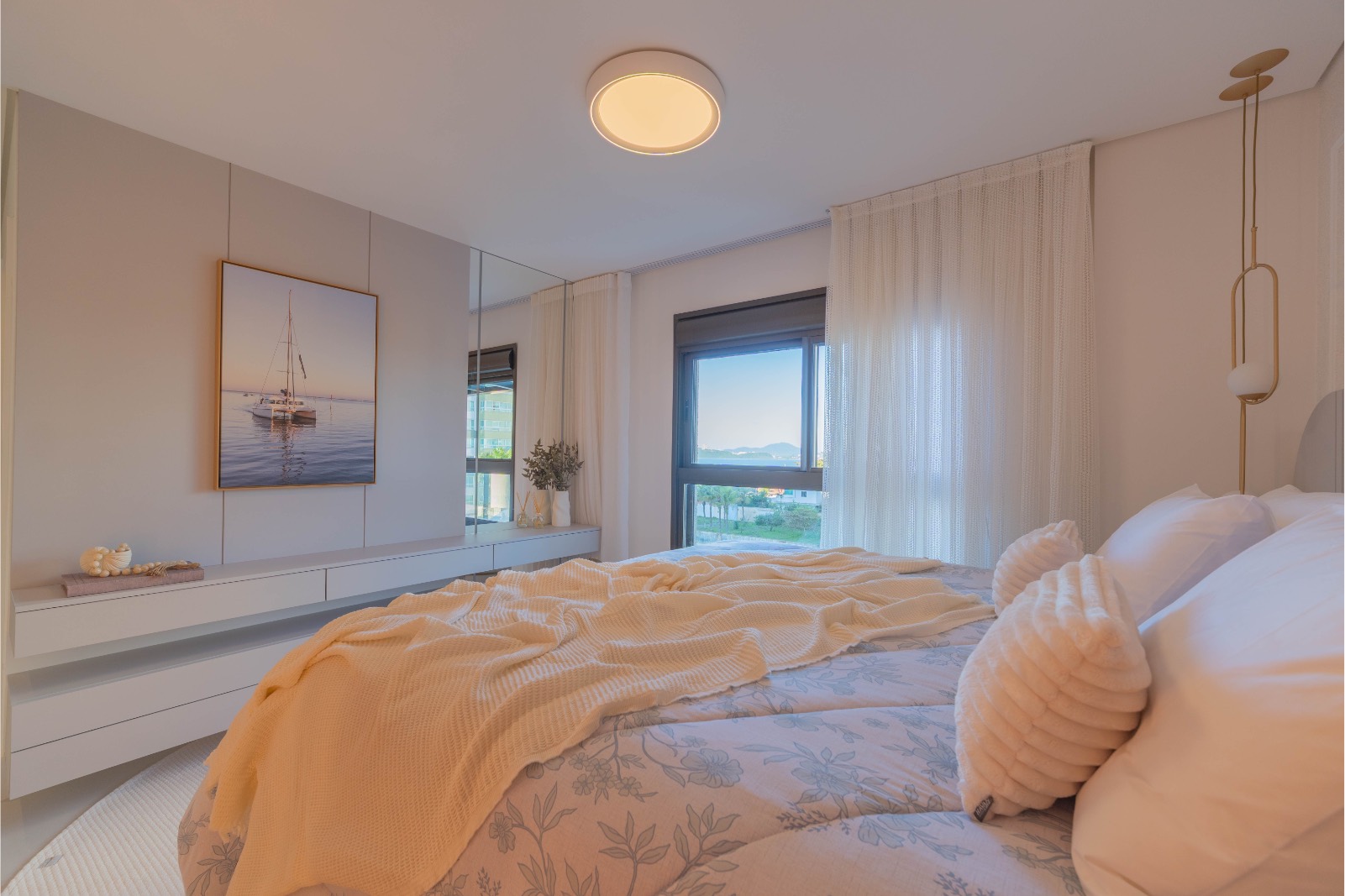 Suíte de casal com cama arrumada e janela ampla